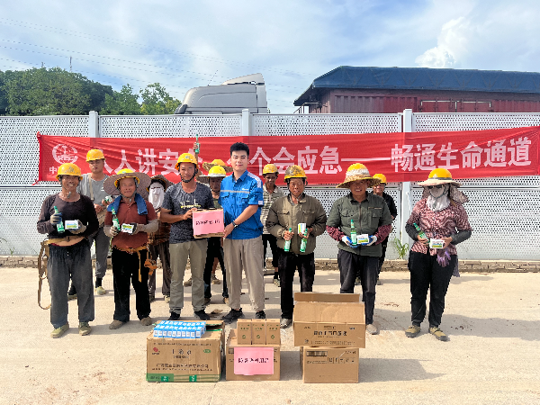 图1：国道G2402标开展送清凉行动.jpg