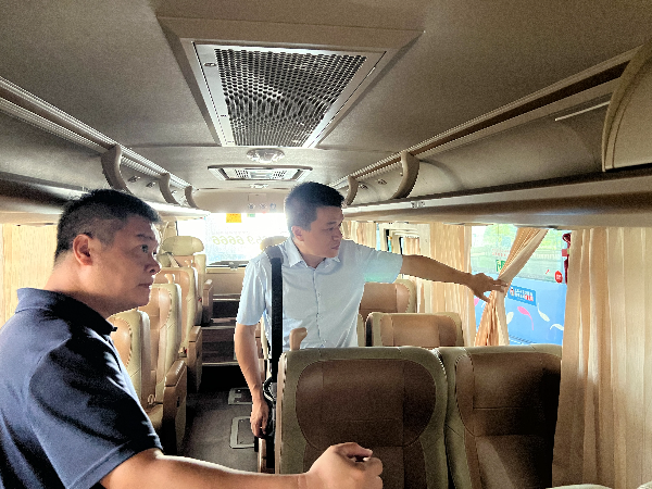 图5：检查客运车辆.jpg