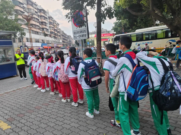 图4：圭峰小学定制公交2.jpg