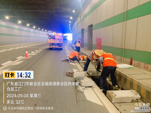 图5：9月4日上午，道路养护人员疏通排水沟.jpg