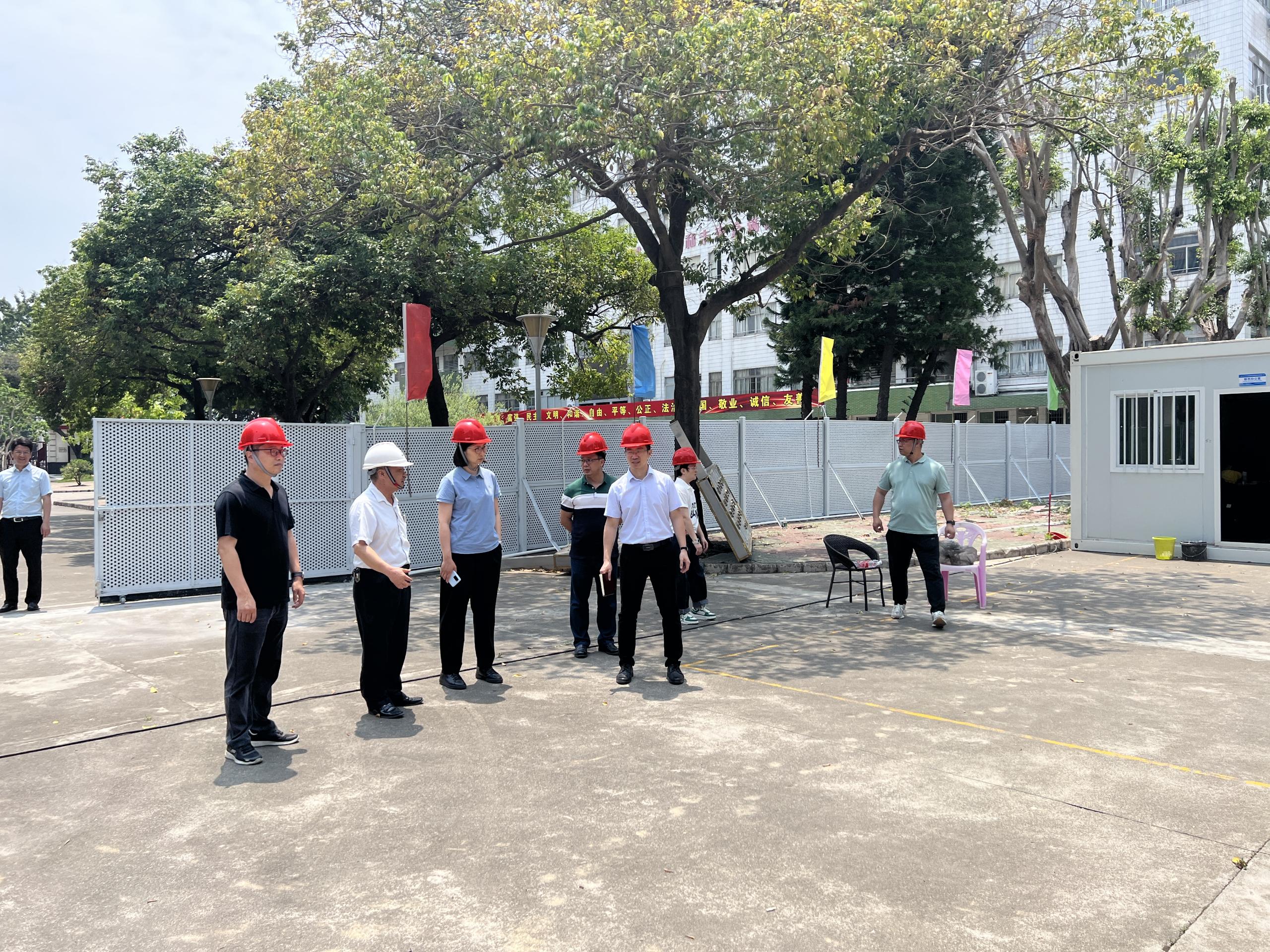 副区长黄艳芬上午来启中检查安全、进度工作.jpg