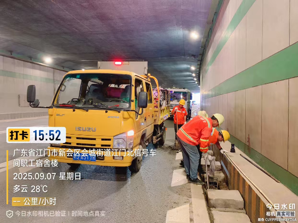 疏通隧道排水沟.jpg