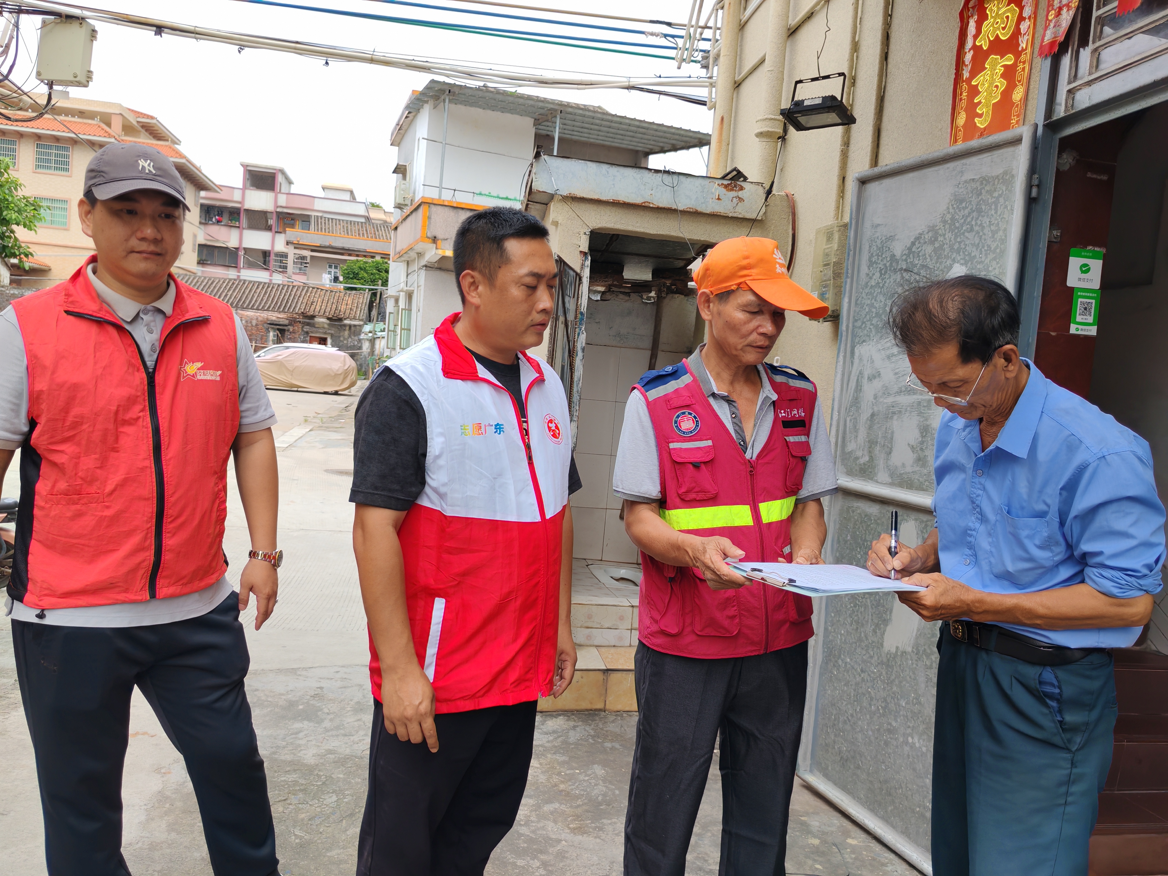 崖门镇兵书记黄贤豪(2左),带领村“两委”干部坚守岗位,对村里老旧危房、临时建筑等重点领域开展全方位、拉网式的隐患排查并签上停工责任书,挨家挨户敲门通知防汛事宜.jpg