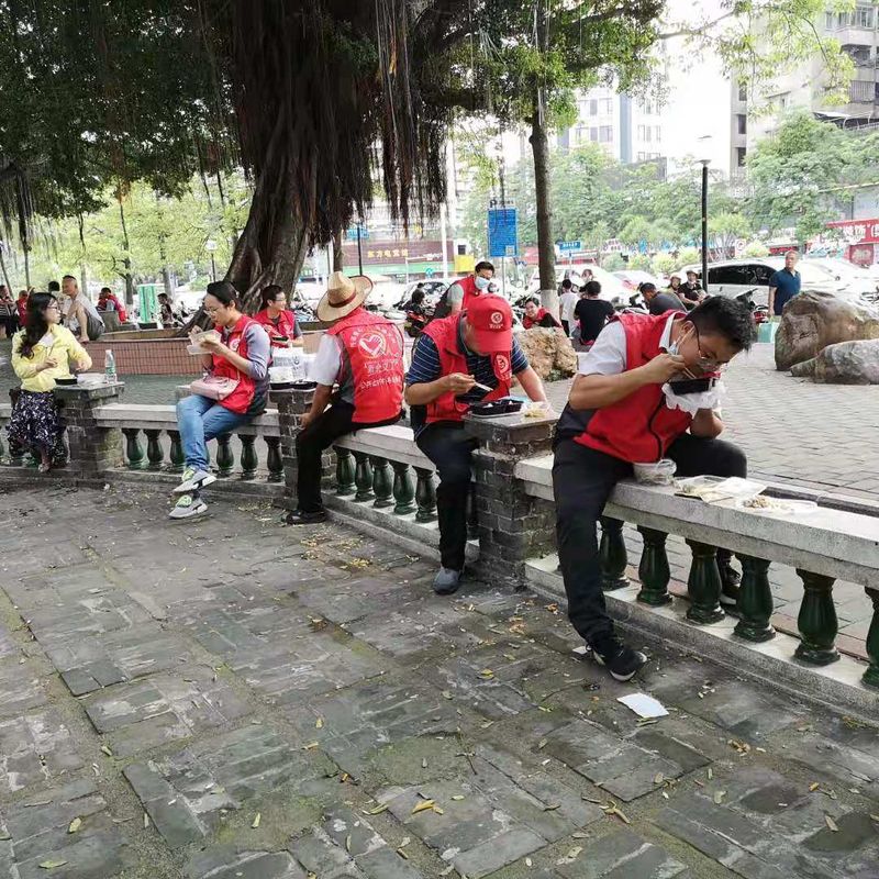 志愿者抽空用餐（吴琼芳摄）_结果.jpg