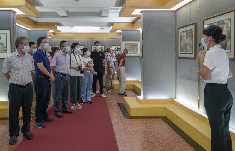 4采风团参观周恩来总理视察新会图片展_结果.jpg