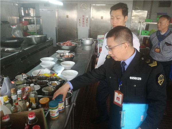 执法人员检查餐饮单位.jpg