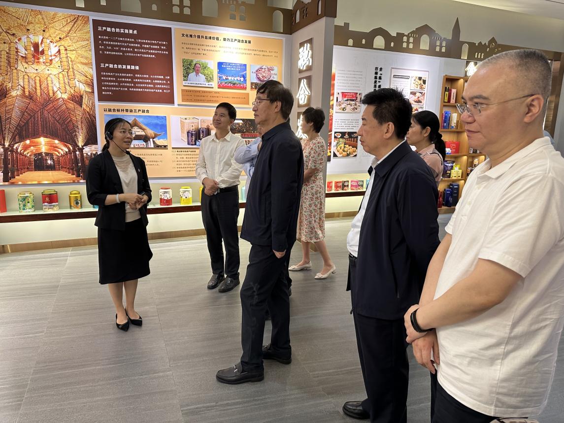 王立伟通过听取相关负责人汇报,详细了解新会区供销社助农服务综合